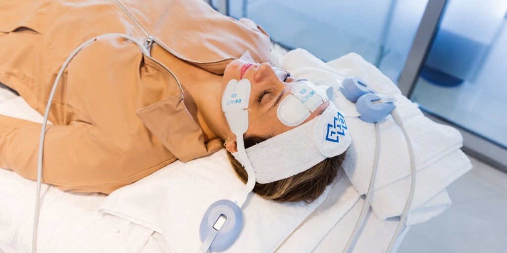 Paciente recibiendo tratamiento facial con tecnología EMFACE en Clínica Gogorza