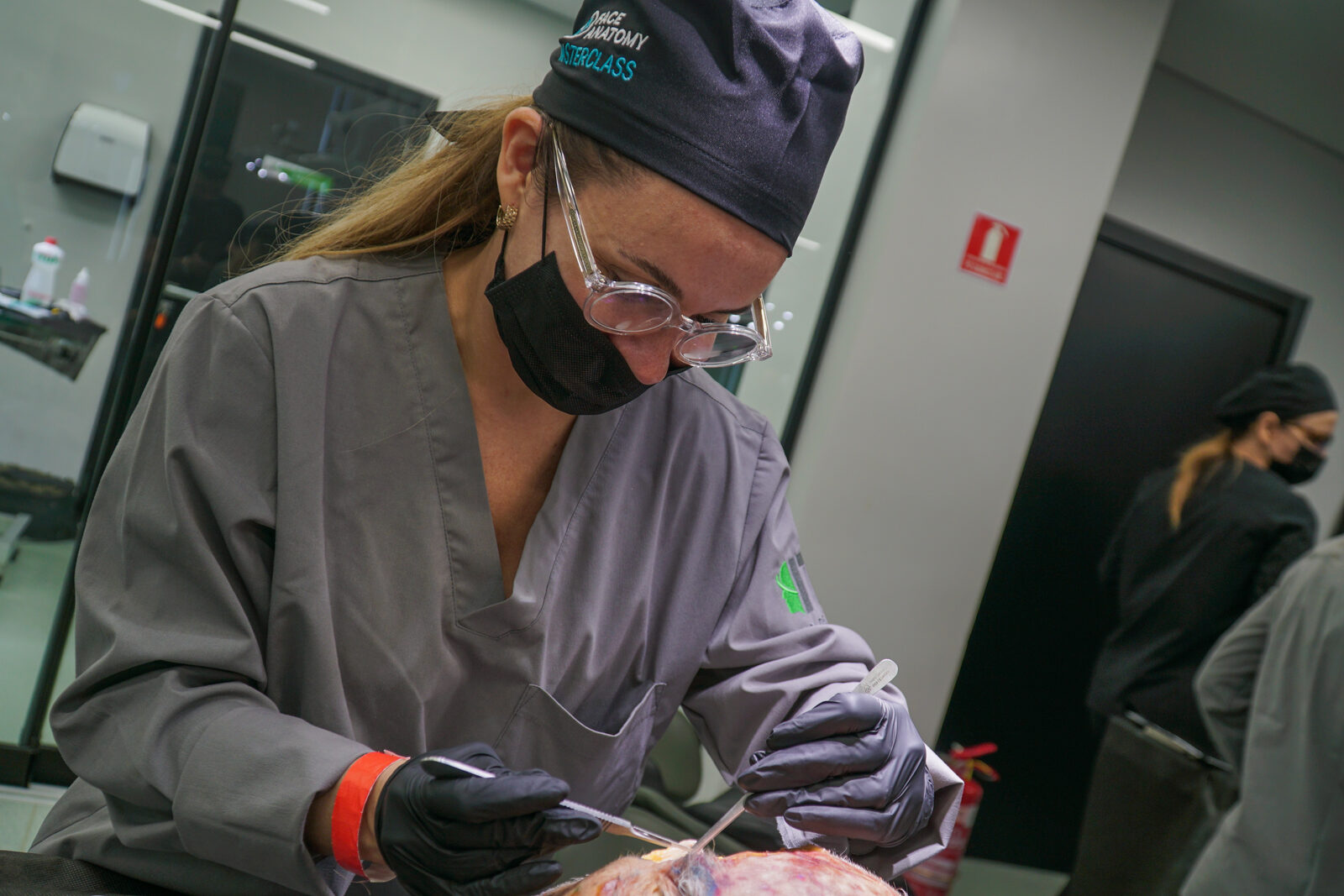 Dra. Romina Gogorza examinando a una paciente