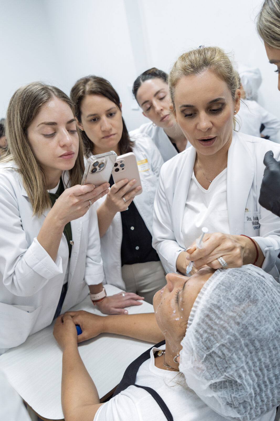 Dra. Romina Gogorza aplicando un tratamiento junto a su equipo médico