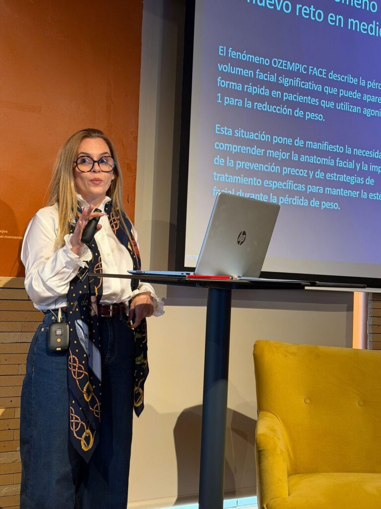 Dra. Romina Gogorza presentando sobre Ozempic Face en un congreso de medicina estética